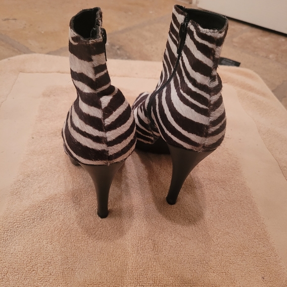 Steve Madden Zebra booties - Picture 4 of 12